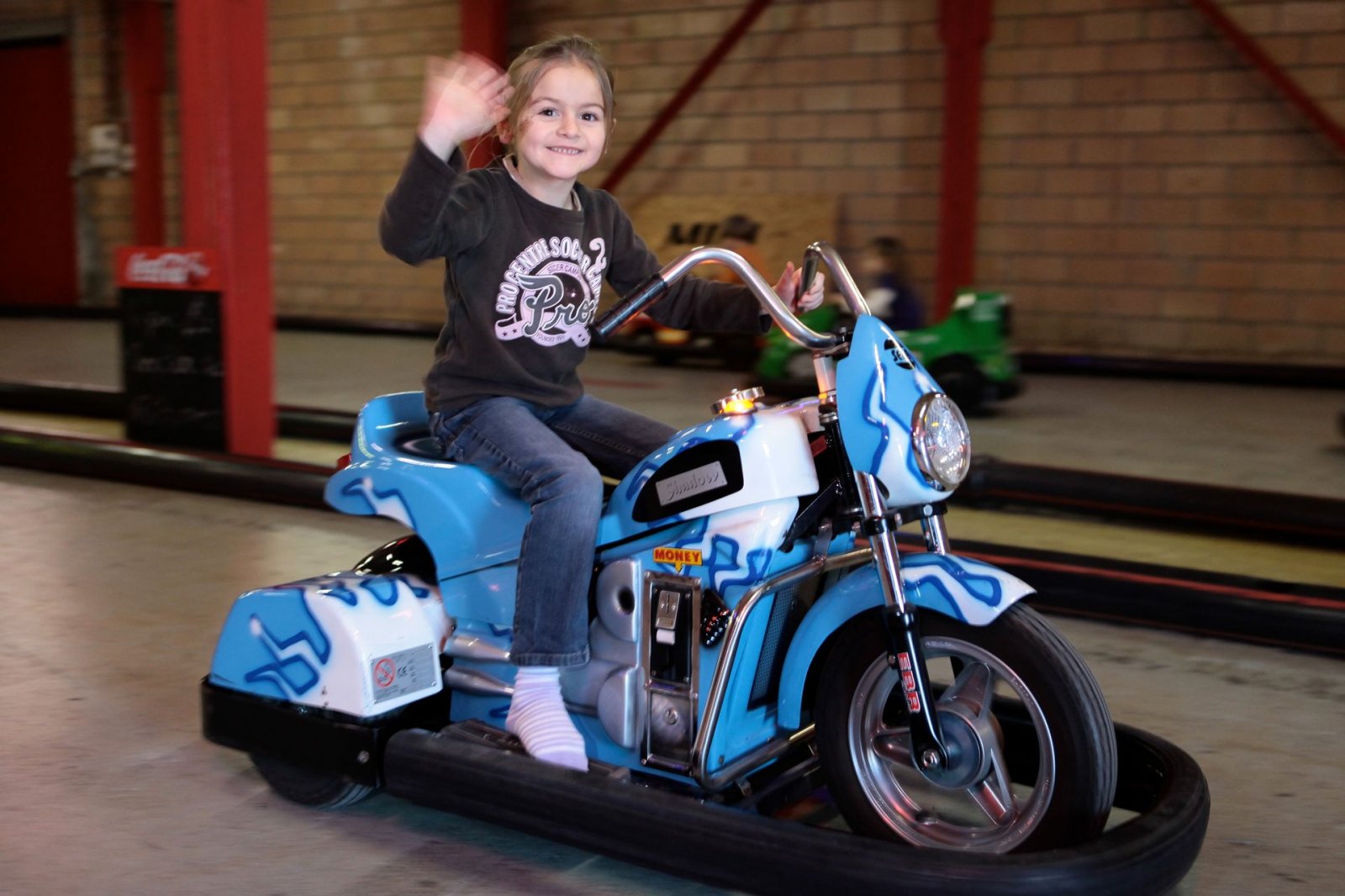 Motorrad fahren im Indoor-Kinderspielplatz Laurapark Payerne
