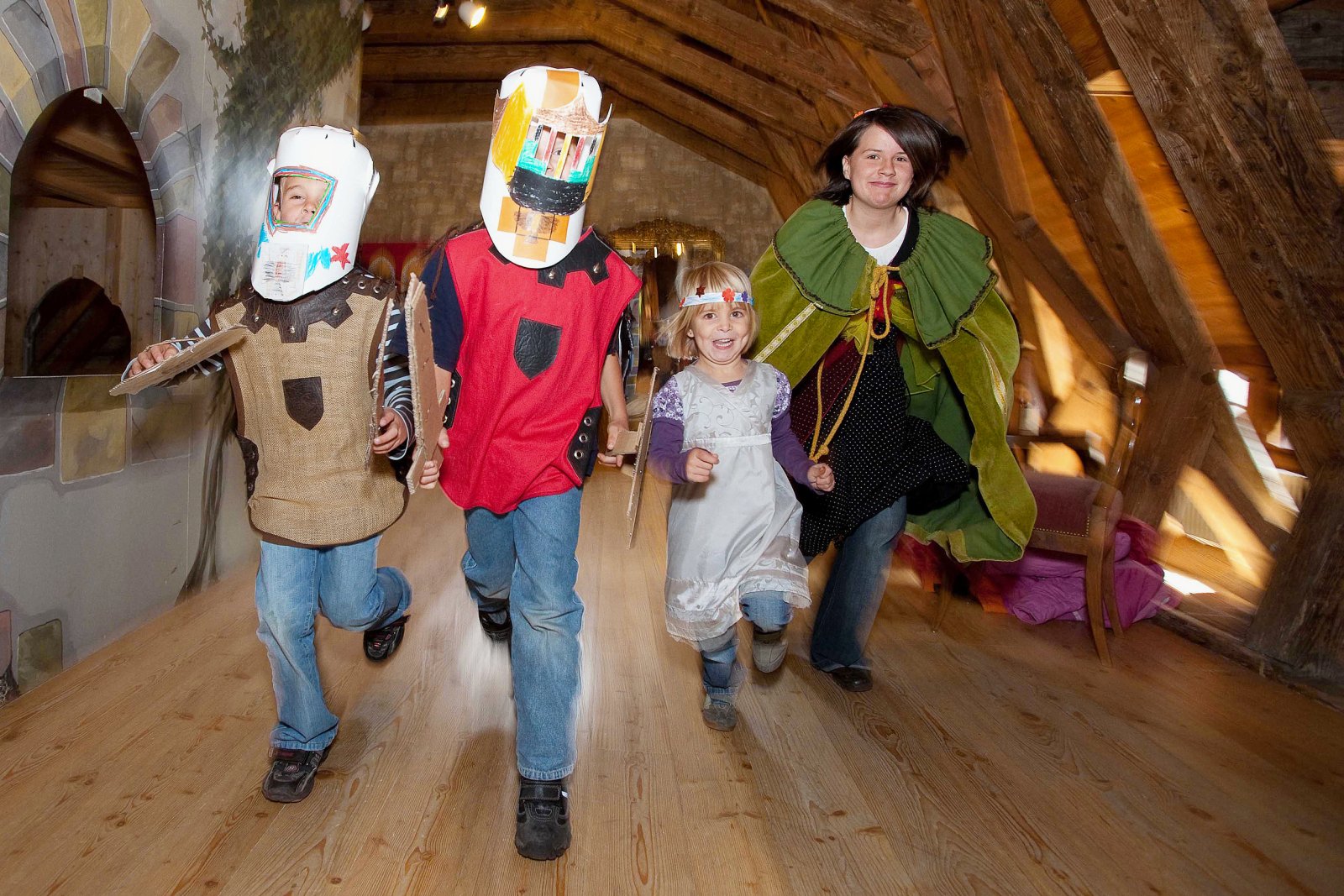 Als Ritter und Prinzen bzw. Prinzessinnen verkleiden im Schloss Lenzburg im Aargau