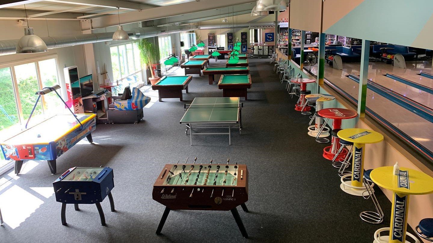 Spiel-Angebot mit Töggeli-Kasten, Billardtischen, Basketball-Automaten usw. im Billard- und Bowling-Center Schindellegi