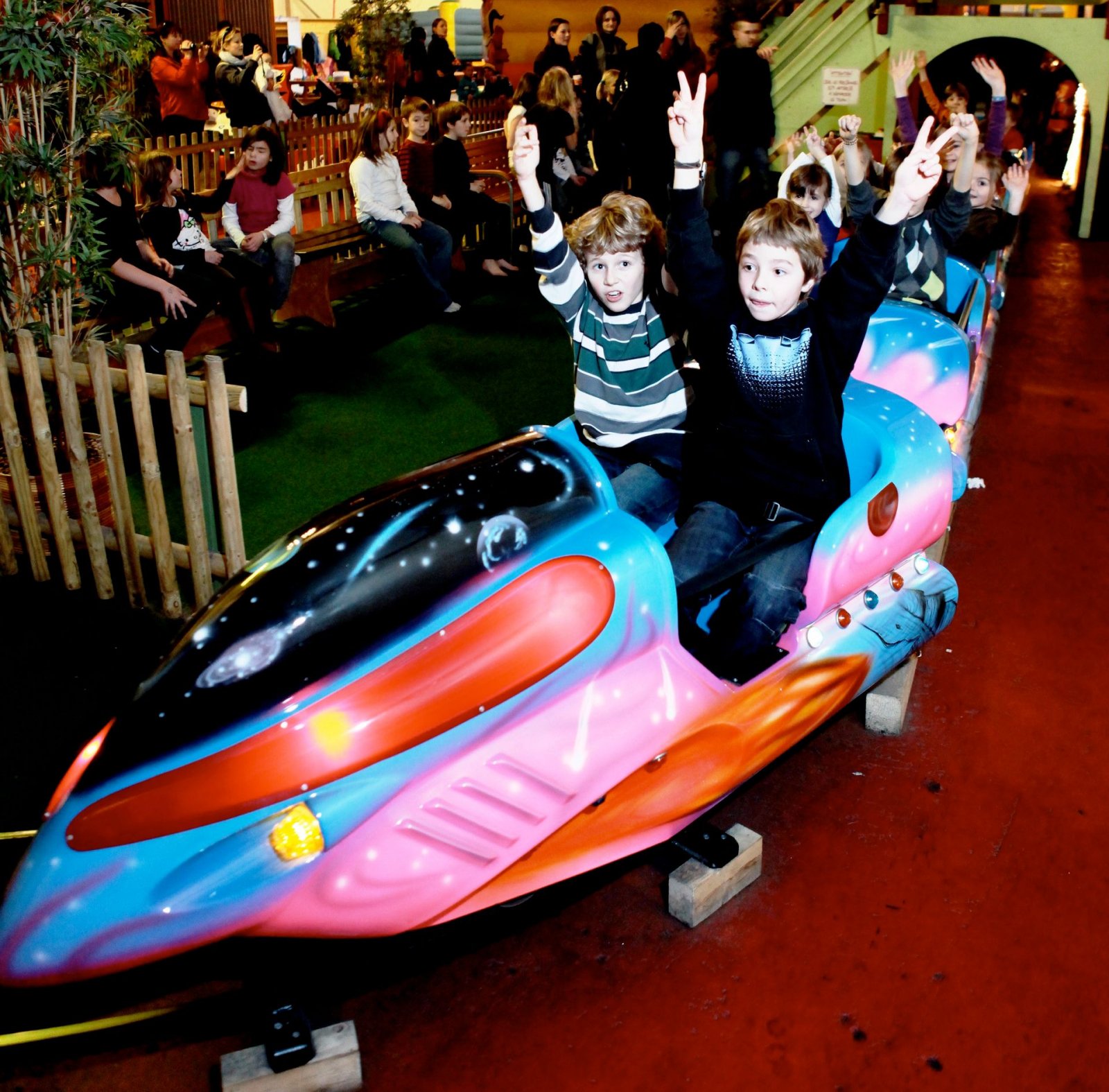 Zug im Indoor-Kinderspielplatz Laurapark Payerne
