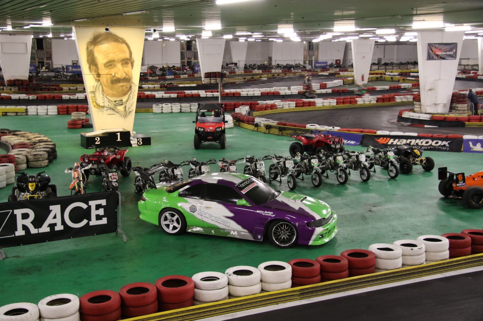 Sicht über die Strecke der Indoor-Kartbahn Race-Inn in Roggwil